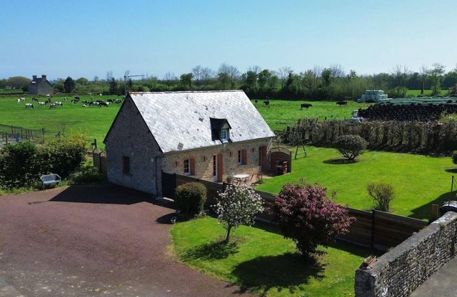 Holiday Home with Wi-Fi, Enclosed Garden and Pets Allowed in Saint-Marcouf