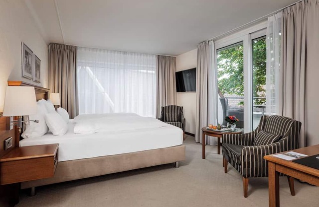 Spacious, Serene, & Tranquil Retreat Overlooking the Park & Near Art Galleries