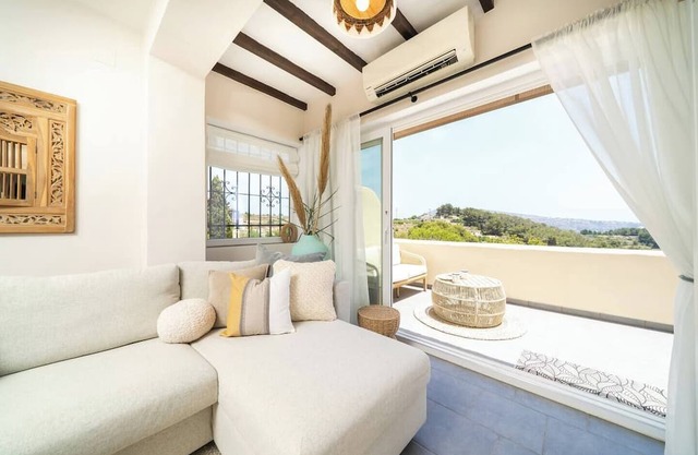 Charming 2-bedroom with sea views, pool and tennis