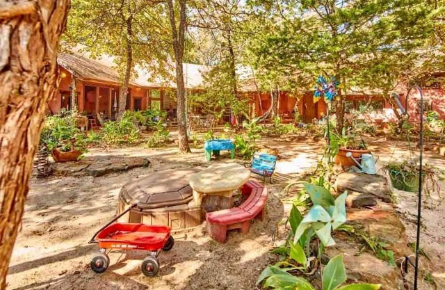 Beautiful Cabin Surrounded by Forest with Amazing Outdoor Amenities for a Peaceful Escape in the Outdoors in Ben Wheeler, Texas