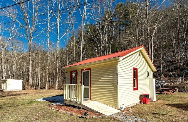 Quaint Cozy Cottage Perfect for a Peaceful Getaway in West Virginia