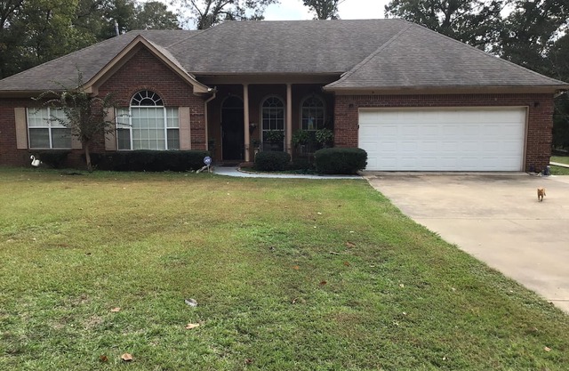 Charming 3-bedroom 2.5 bath house in pleasant Yazoo City with plenty of space