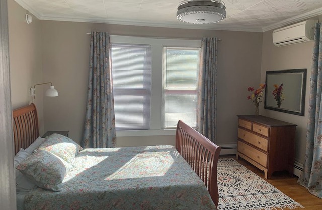 Cozy 1-bedroom apartment in charming Sanford within 20 minutes to Maine beaches