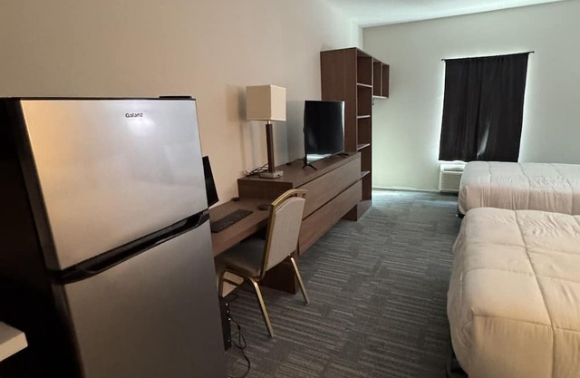 Charming Double Queen Bedroom with Kitchen Hotel in Sulphur