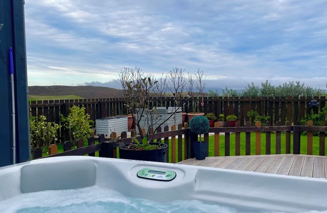 Switha- 3 bed home in Orkney, Scotland with hot tub and outstanding sea views