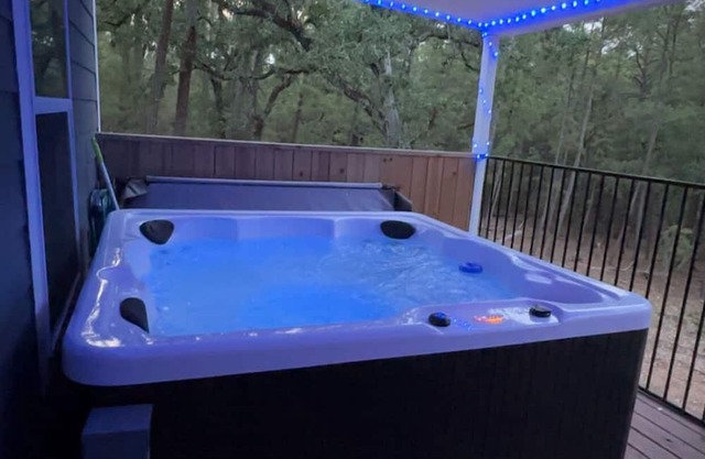 Charming two bed with private spa and access to seven lakes