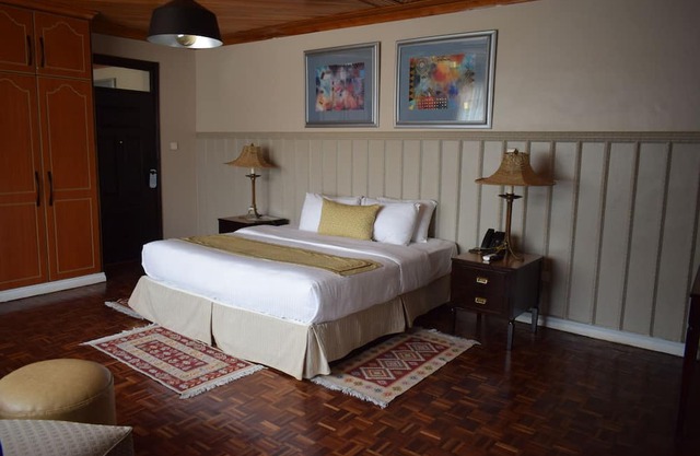 King Suite ensuite with Bath tab