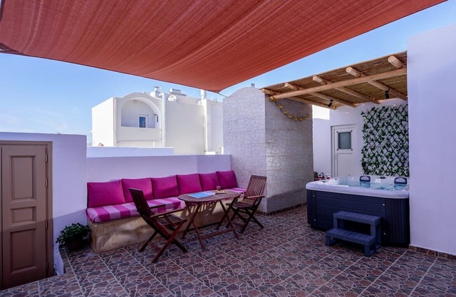 Charming House in the Heart of Oia, Private Jacuzzi, Spacious Yard and Kitchen