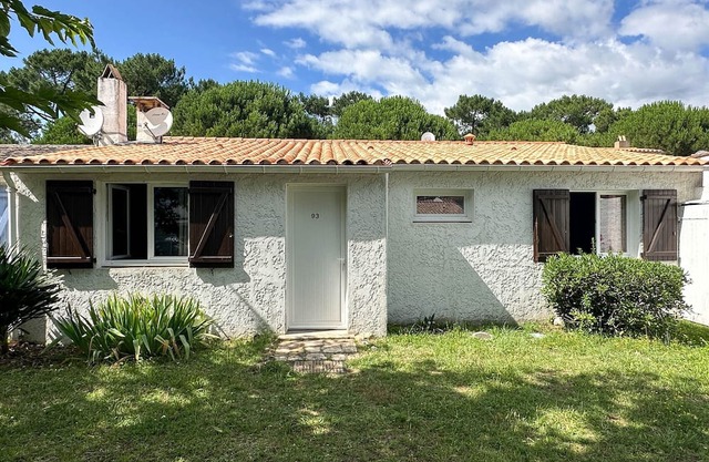 Renovated 2BR Villa near Beach & Shops - La Palmyre