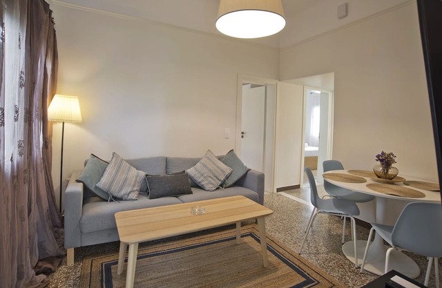 Athina 2BR Apt, Fully Equipped, Kitchen, AC, WiFi