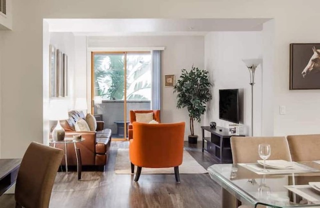 3 bed, 3 full bath Apt on the Wilshire Corridor