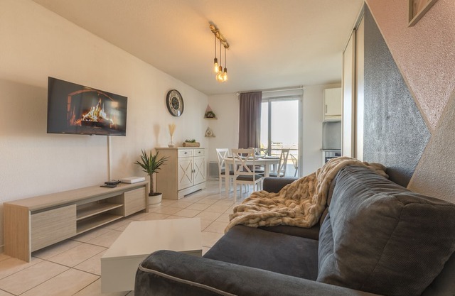 Holiday Apartment "Spacieux Proche Aéroport Et Airbus" with Shared Heated Pool & Wi-Fi