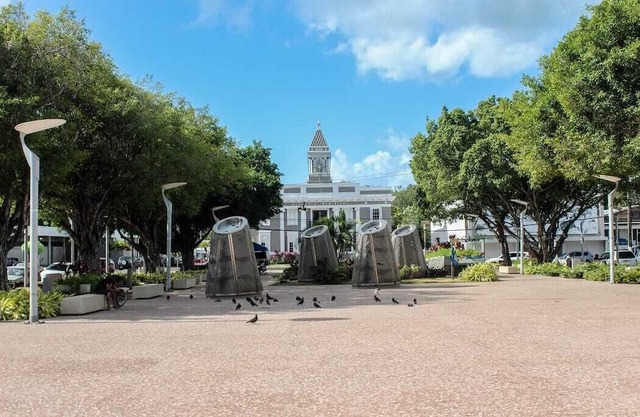 Spacious 3-bedroom apartment in enchanting Salinas with WiFi, AC