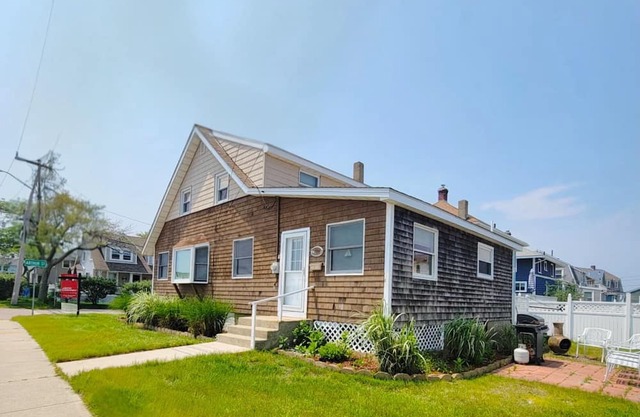 The Ultimate Summer Getaway! Beach Cottage with Bay views, Wifi, & AC.