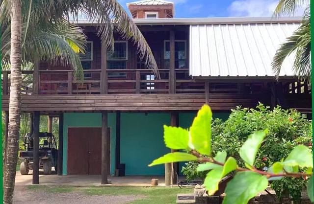 Utila's Red Cliff Cabana