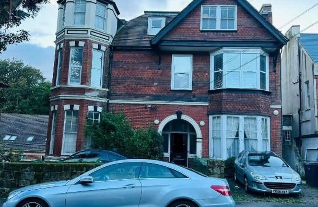 Newly refurbished two bedrooms flat