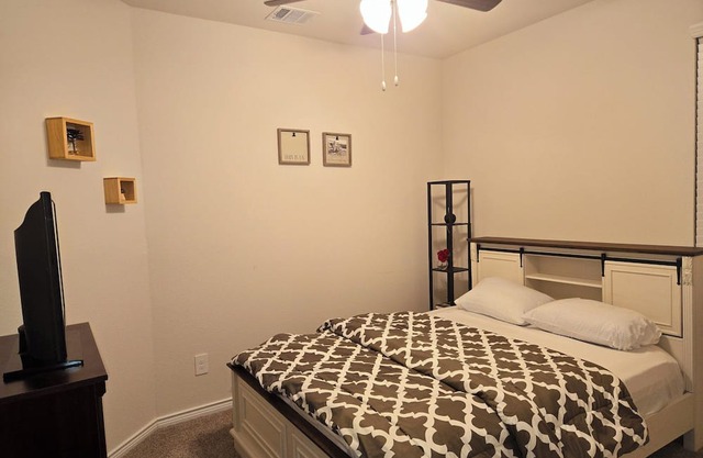 Charming 1-bedroom in a house with WiFi and AC in delightful Aubrey area.