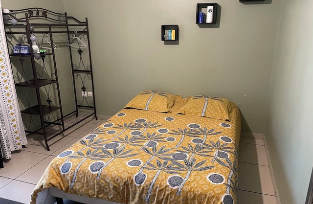 Furnished air-conditioned room in a villa with swimming pool