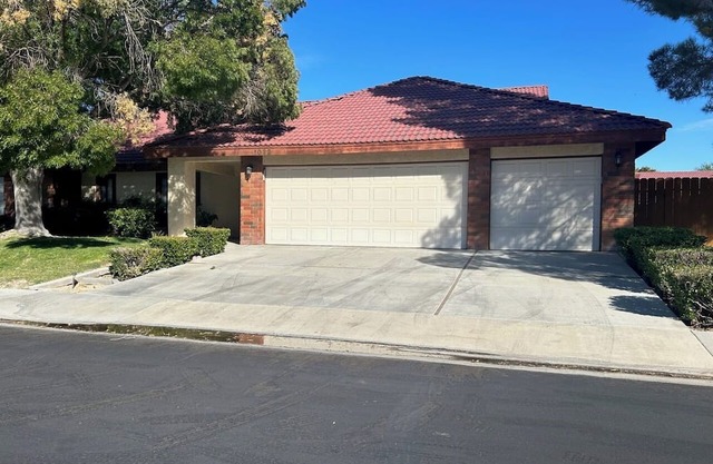 Charming Large 3+ Bedroom 2.5 Bath Single Story House in Heritage Village.