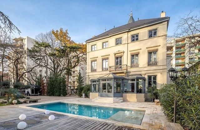 Unique and secret castle in Lyon Villeurbanne, Park & Pool