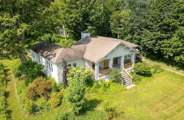 Elegant Country Escape – Unique Home with Timeless Charm and Style