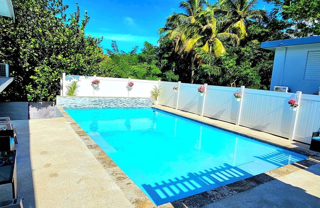 A Splash of Oasis near beautiful beaches & bars