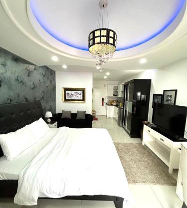Deluxe room with king bed and Balcony at Kandi Palace