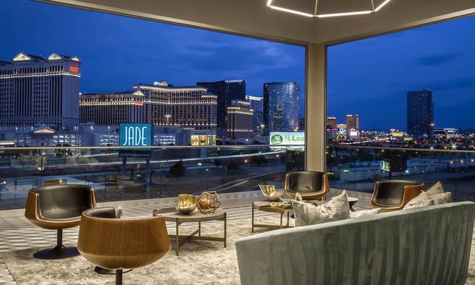 Las Vegas Condo | Panoramic Condo w/ Strip View & King Bed 0.3 mi from Caesar's Palace