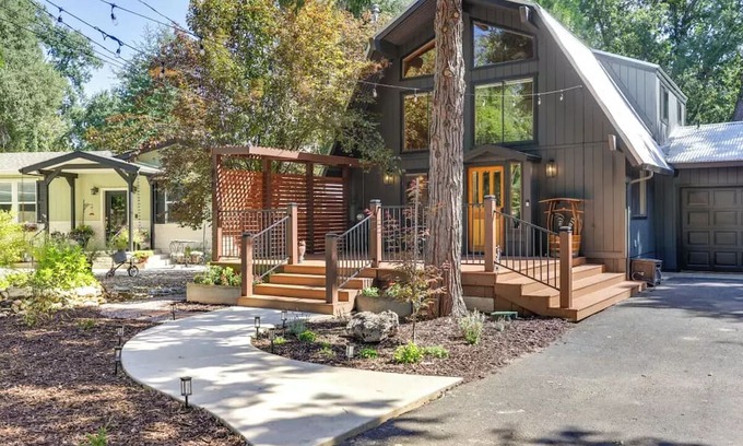 Murphys Cabin | New - Walk to Downtown from "The Local Pine"