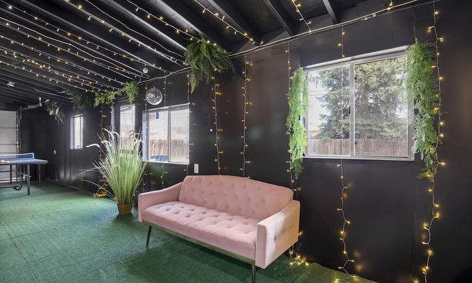 Dupont House | The Flamingo Inn, Denver - Pet Friendly Retro Home