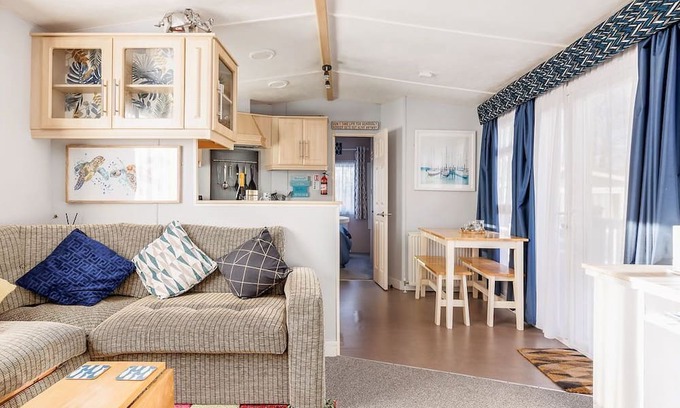 Hamworthy Apartment | Haven Heaven - a caravan that sleeps 6 guests in 3 bedrooms