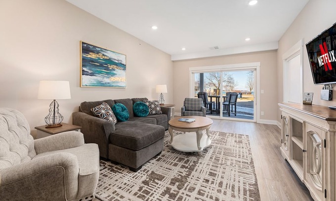 Traverse City Condo | ♛ 539 Bay St ⁀➷ Luxury Downtown 2BDR Lake View 1st Floor Condo steps from Beach ➠ 102W