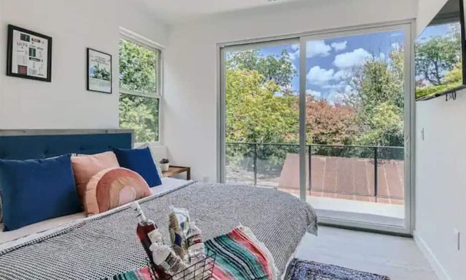 Austin House | NEW Bright & Airy w/Austin Vibes Blocks to Bars!