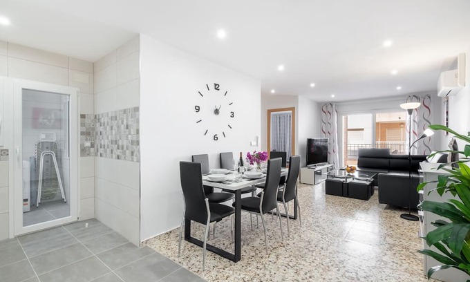 Torrevieja Apartment | Apartment 'Blanco' with Balcony, Wi-Fi and Air Conditioning