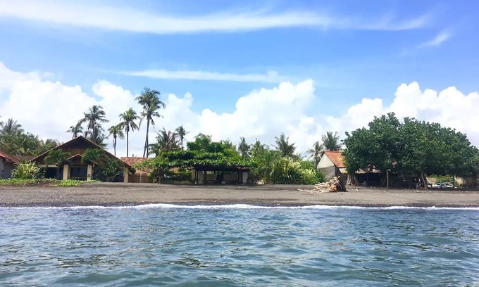 Banjartegehe Villa | Beachfront villa with private pool, garden and terrace