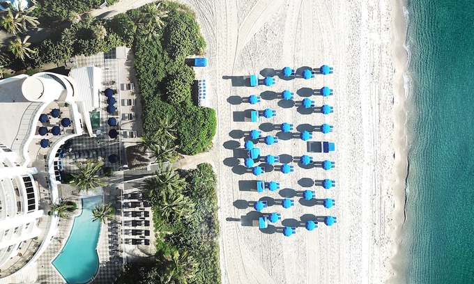 Sunny Isles Beach Condo | 2 Bedroom 2 Bath Oceanfront Condominium on Sunny Isles Beach with Beachside Pool