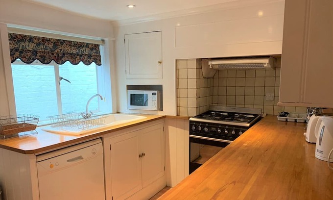 Shepperton House | 3 bedroomed property ideally located close to London and top tourist attractions