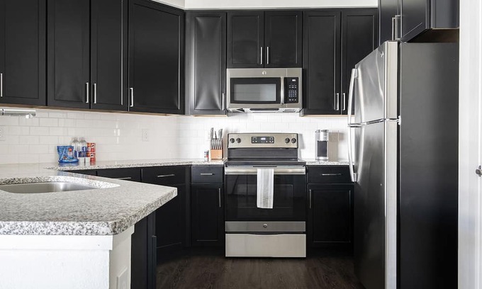 Covington Apartment | Modern Apartment in Prime Location (ID9172X20)