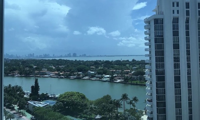 Seybold Apartment | Awesome studio bay view direct beach access