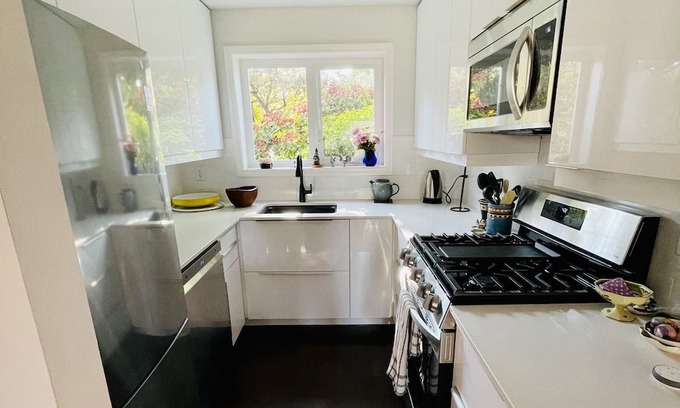 South Oak Bay House | Location! Location! Bright, modern and clean garden suite