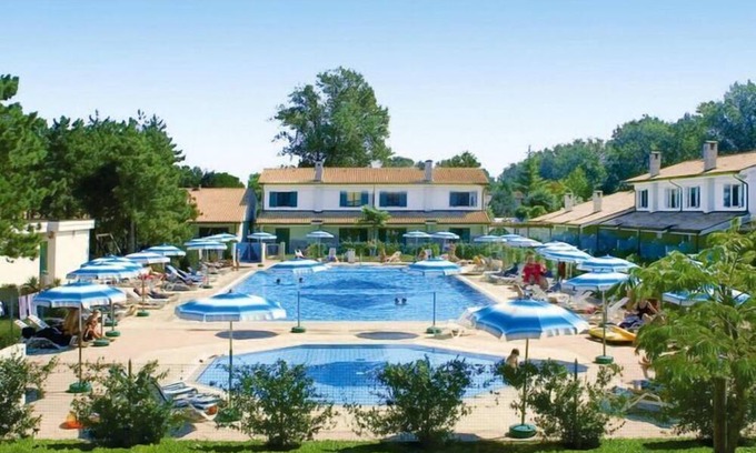 Bibione Lido del Sole Apartment | Terraced house in the Ca' del Pino holiday complex with communal pool in Bibione