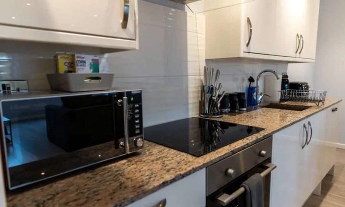 Cranford House | Spacious apartment, can accommodate 4 guests