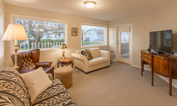 James Bay Apartment | Menzies Manor #4 Two BR Suite-Historic, Charming James Bay, Steps to the Ocean