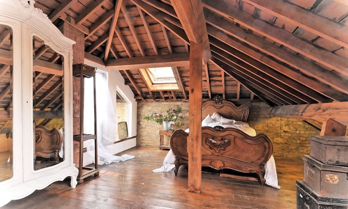 Billingsgate Apartment | double aspect south facing and sunny loft Borough market SE1- a private escape