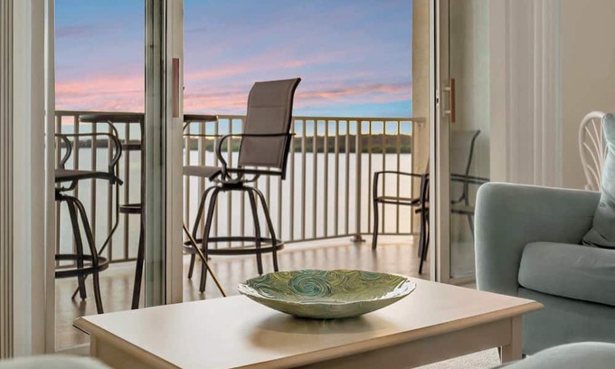 St. Petersburg - Clearwater Apartment | Bayview Sunsets Gym HOT TUB Pool BBQ RUM Bar