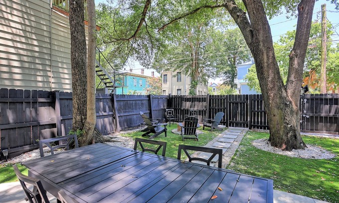 Dixon Park House | The Peach House- Near Downtown