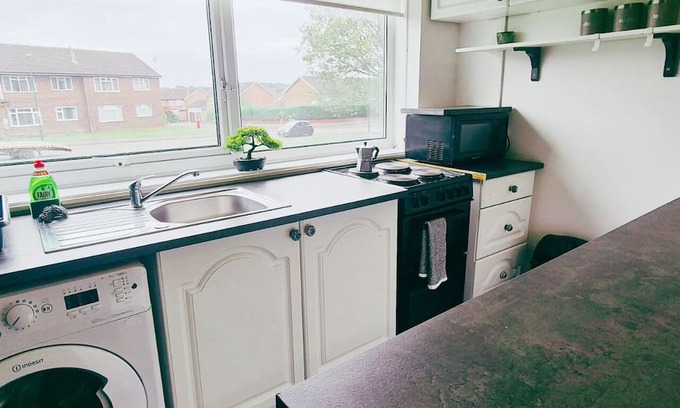 Bramcote Apartment | Comfy 3BR Flat on Quiet Street