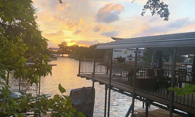 Kingsland House | Lazy Cove Waterfront Getaway on Lake Lbj!