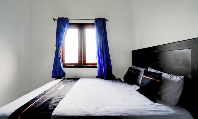 Blitar Hotel | OYO 94818 Sabina House Syariah
