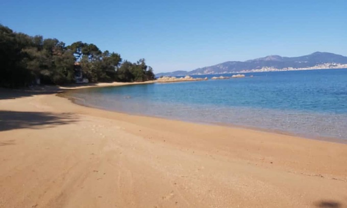 Isolella House | Feet in the water, head in the shade